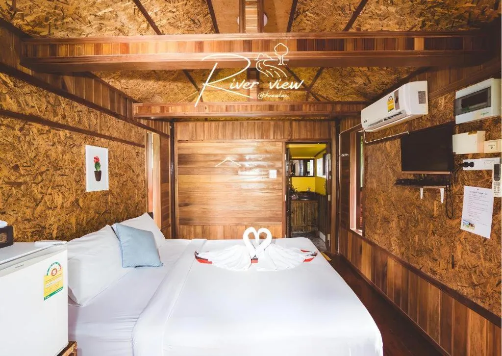 Bed in River View Resort At Chaewlan