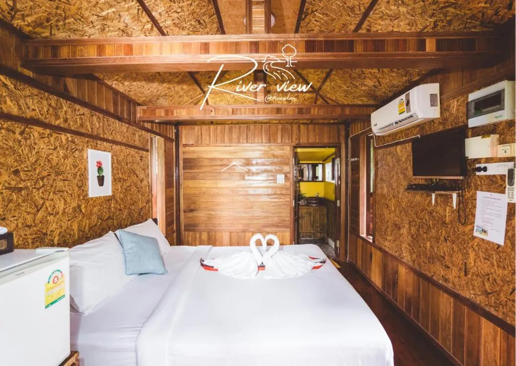 Bed in River View Resort At Chaewlan