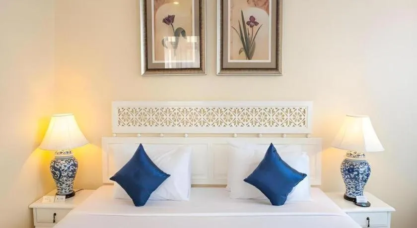 Bed in Lido Beach Hotel