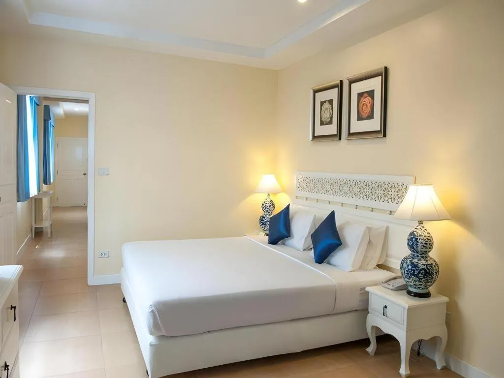 Bed in Lido Beach Hotel