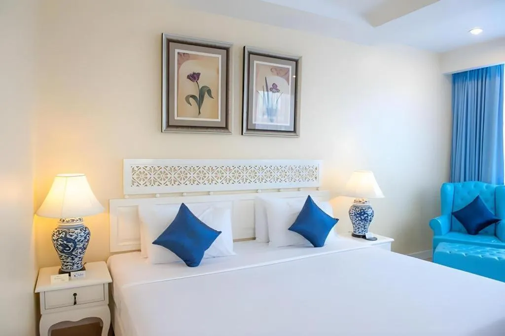 Bed in Lido Beach Hotel