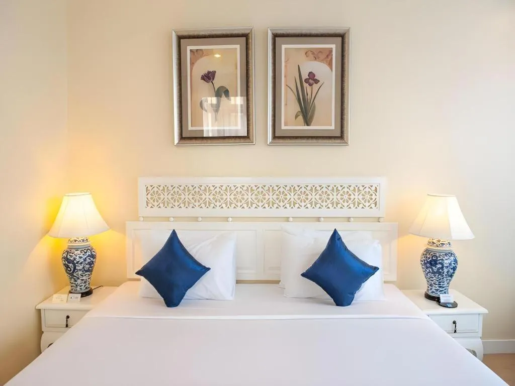 Bed in Lido Beach Hotel