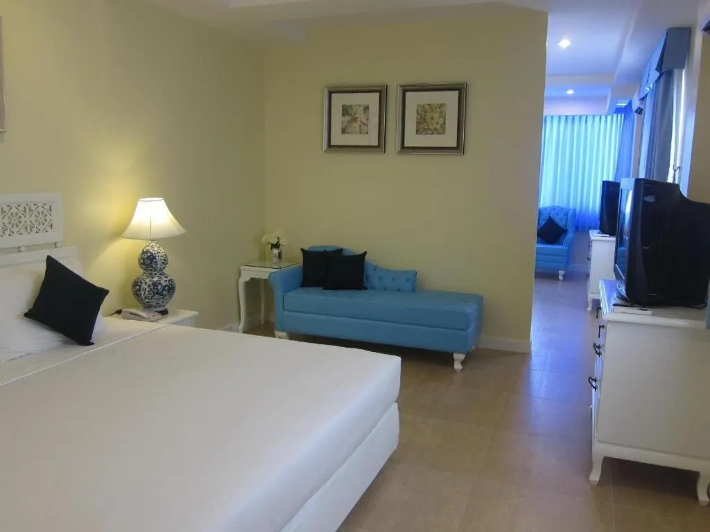 Bed in Lido Beach Hotel