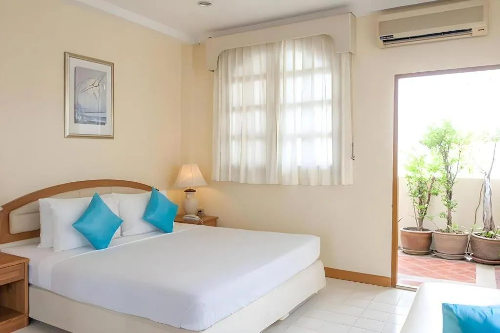 Bed in Lido Beach Hotel