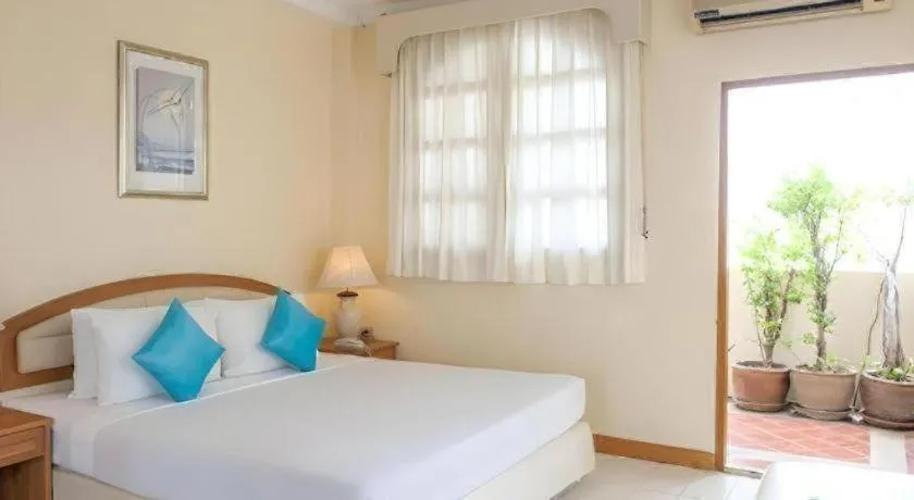 Bed in Lido Beach Hotel