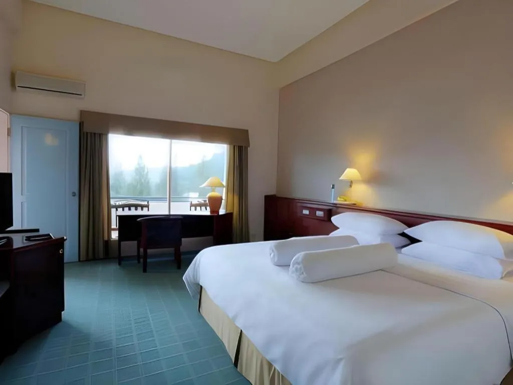 Bed in Hotel Niagara Parapat