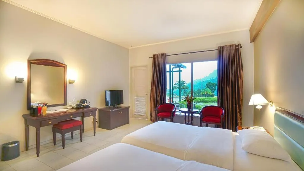 Bed in Hotel Niagara Parapat