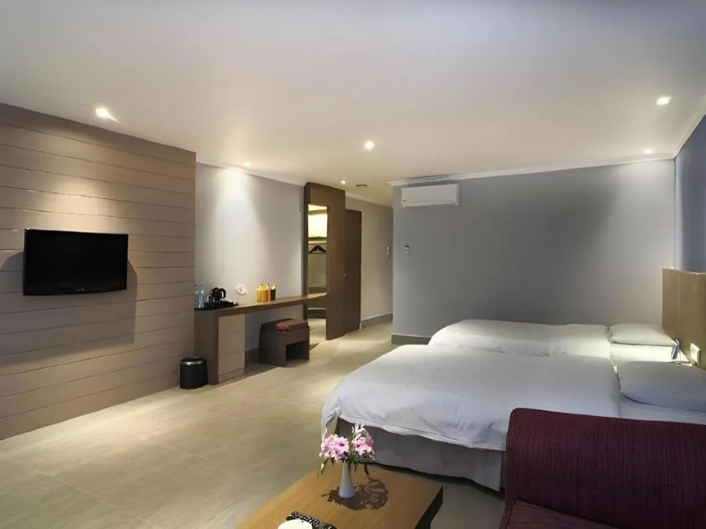 Bed in Hotel Niagara Parapat