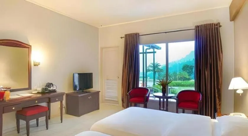 Bed in Hotel Niagara Parapat