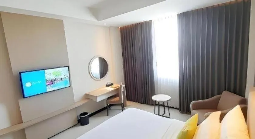 Bed in Hotel Dafam Pacific Caesar