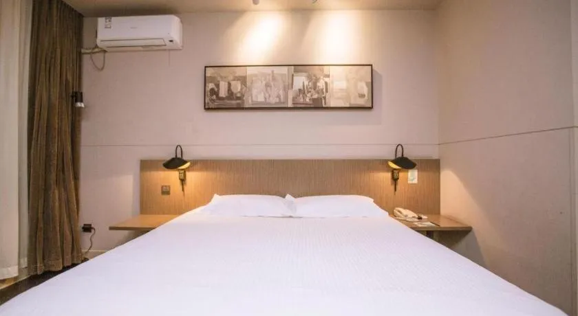 Bed in Jinjiang Inn Select Shenyang Tawan Xingshun Night Market Metro Station