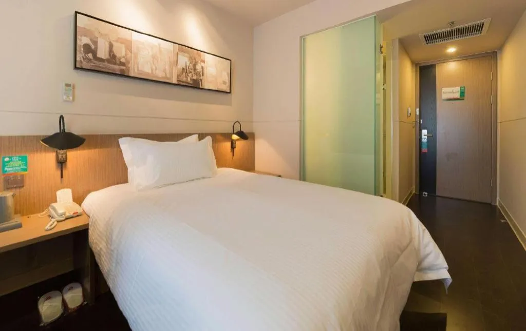 Bed in Jinjiang Inn Select Shenyang Tawan Xingshun Night Market Metro Station