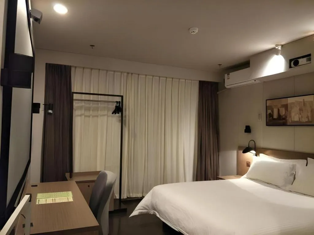 Bed in Jinjiang Inn Select Shenyang Tawan Xingshun Night Market Metro Station