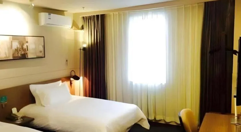 Bed in Jinjiang Inn Select Shenyang Tawan Xingshun Night Market Metro Station