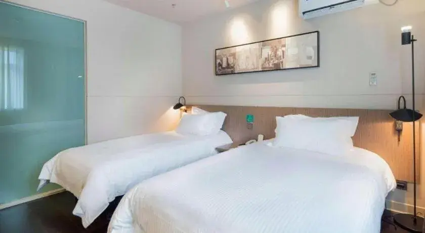 Bed in Jinjiang Inn Select Shenyang Tawan Xingshun Night Market Metro Station Bed in Jinjiang Inn Select Shenyang Tawan Xingshun Night Market Metro Station