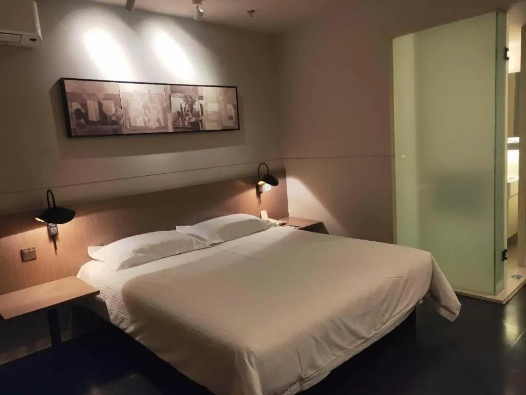 Bed in Jinjiang Inn Select Shenyang Tawan Xingshun Night Market Metro Station