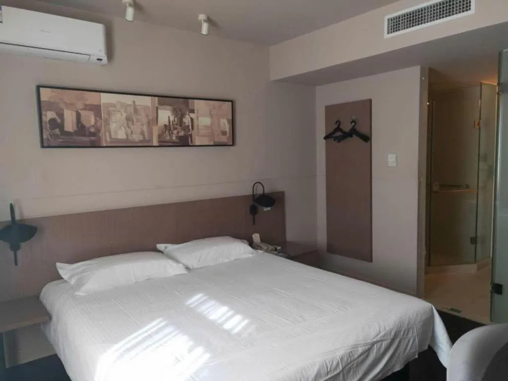 Bed in Jinjiang Inn Select Shenyang Tawan Xingshun Night Market Metro Station