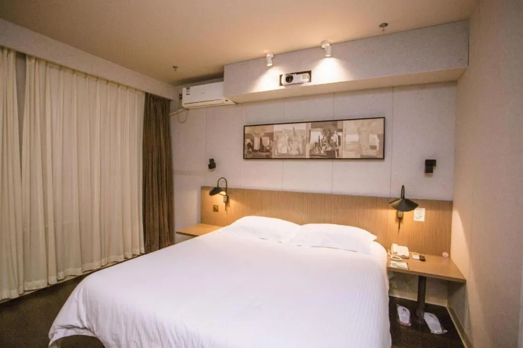 Bed in Jinjiang Inn Select Shenyang Tawan Xingshun Night Market Metro Station