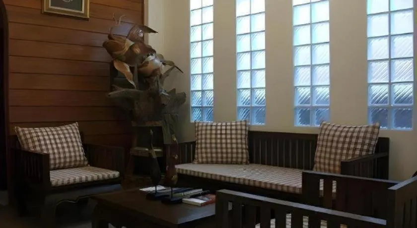 Wake Up at Muang Kao Boutique Hotel