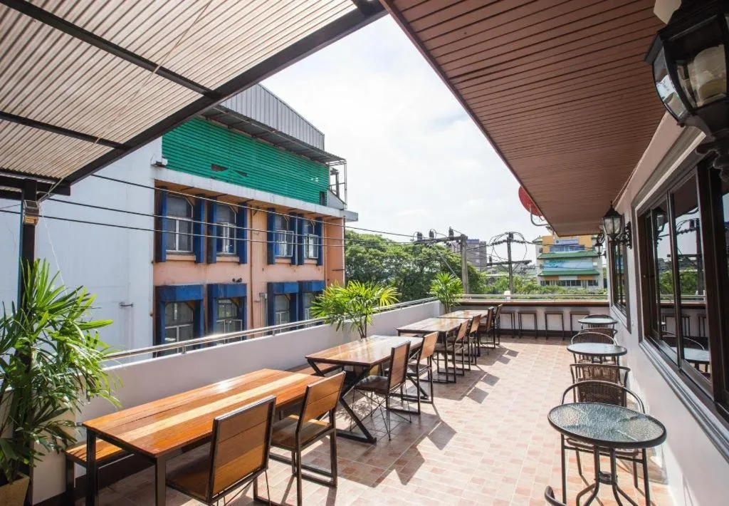 Le Light House & Hostel