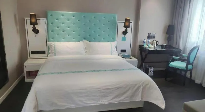 Bed in Xana Hotelle Beijing Qianmen Footbridge Metro Station