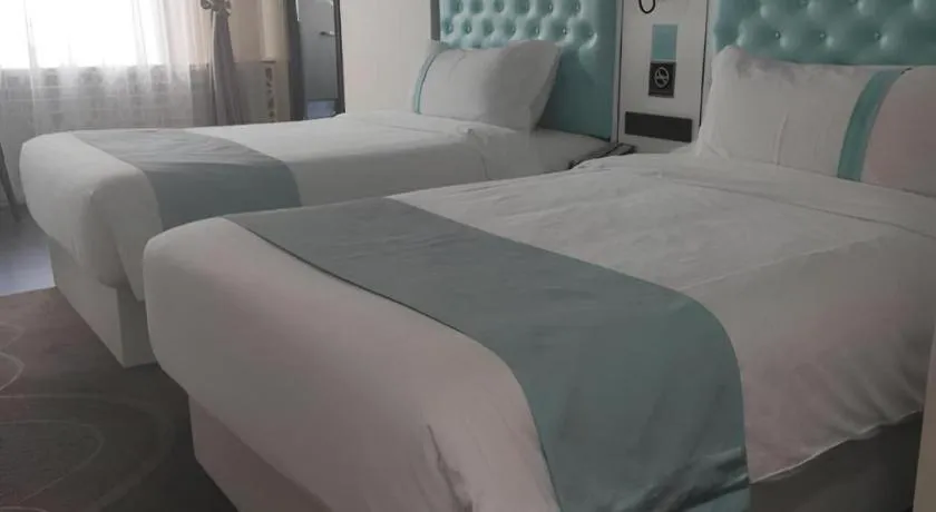Bed in Xana Hotelle Beijing Qianmen Footbridge Metro Station