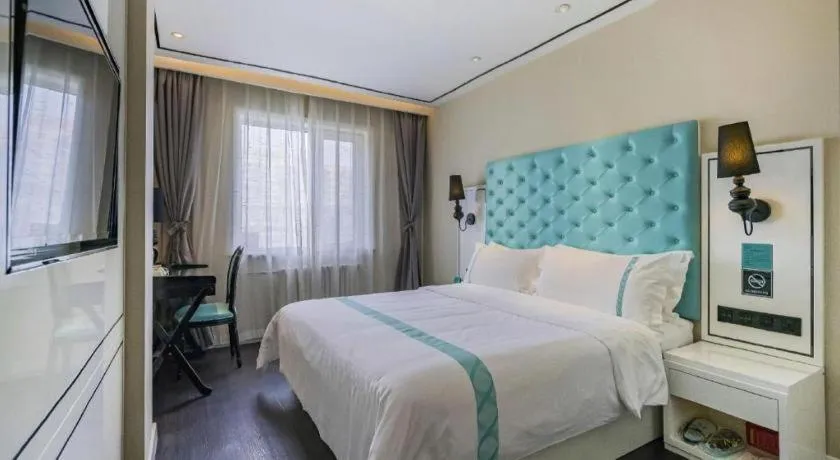Bed in Xana Hotelle Beijing Qianmen Footbridge Metro Station