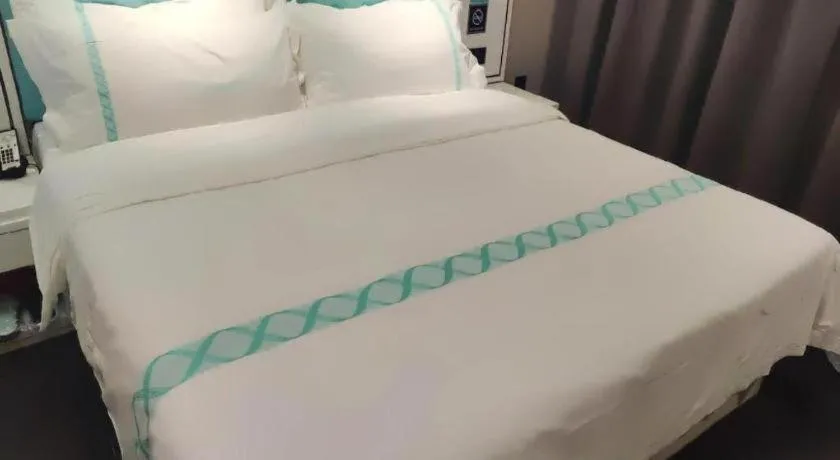 Bed in Xana Hotelle Beijing Qianmen Footbridge Metro Station