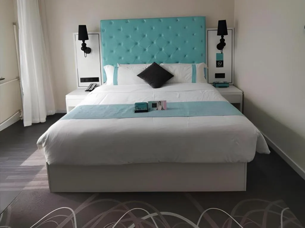 Bed in Xana Hotelle Beijing Qianmen Footbridge Metro Station