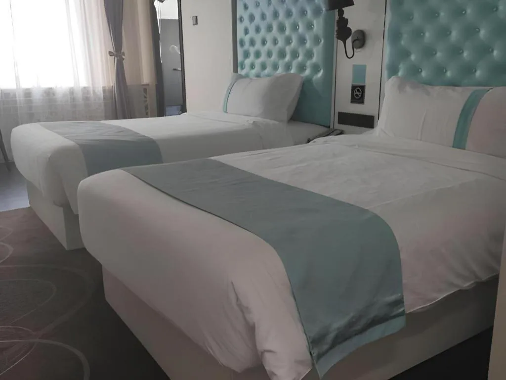 Bed in Xana Hotelle Beijing Qianmen Footbridge Metro Station