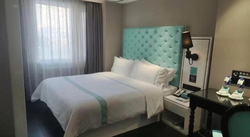 Bed in Xana Hotelle Beijing Qianmen Footbridge Metro Station