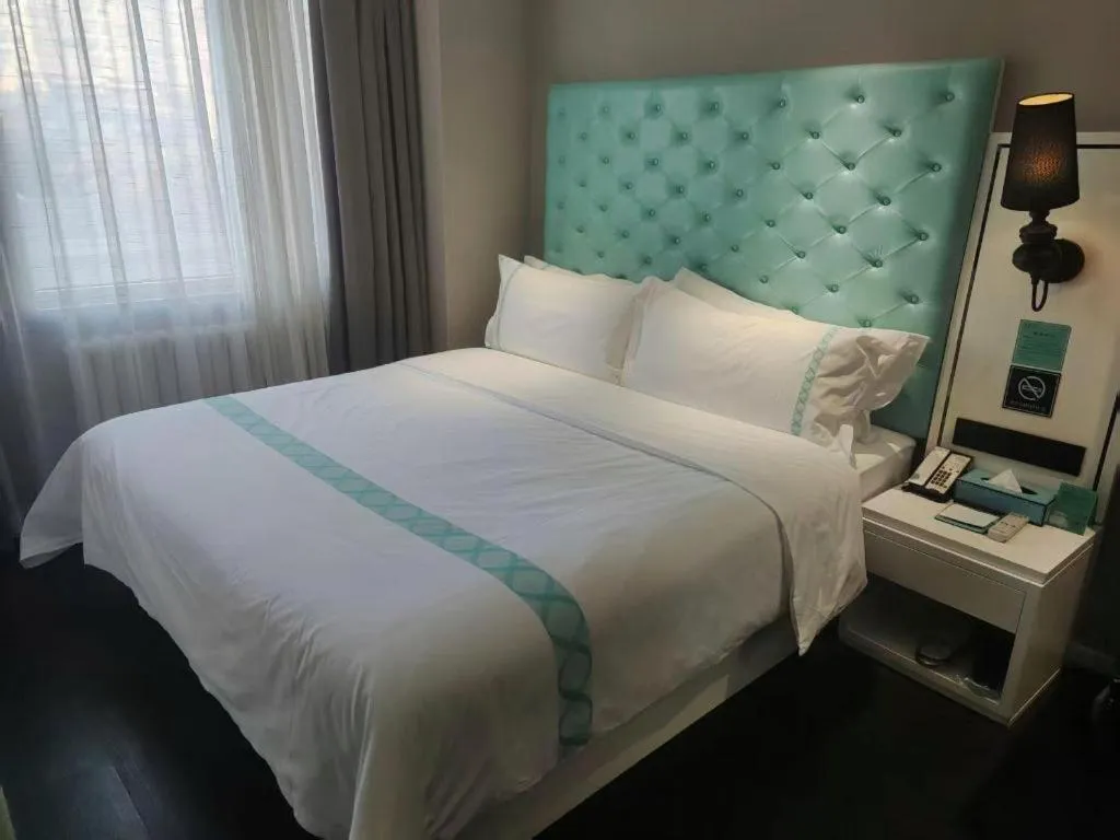 Bed in Xana Hotelle Beijing Qianmen Footbridge Metro Station