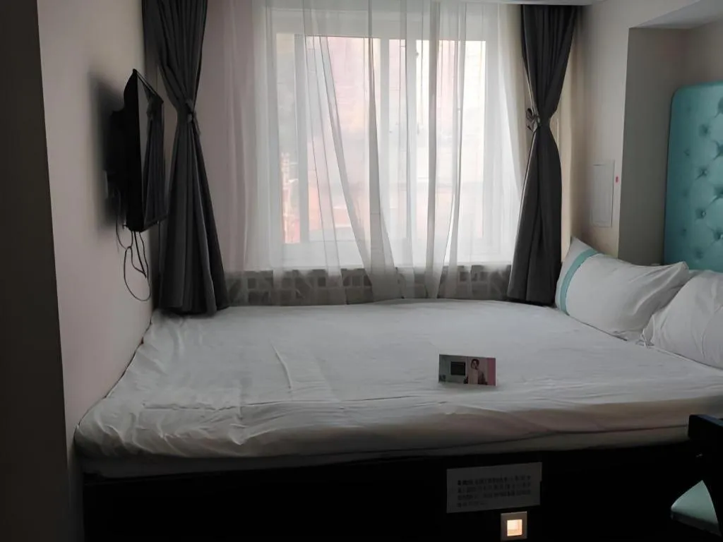 Bed in Xana Hotelle Beijing Qianmen Footbridge Metro Station