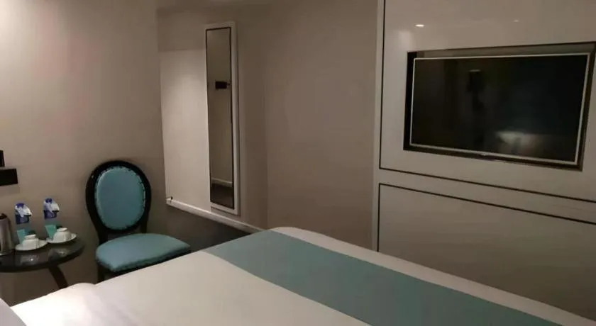 Bed in Xana Hotelle Beijing Qianmen Footbridge Metro Station