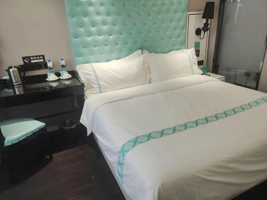 Bed in Xana Hotelle Beijing Qianmen Footbridge Metro Station