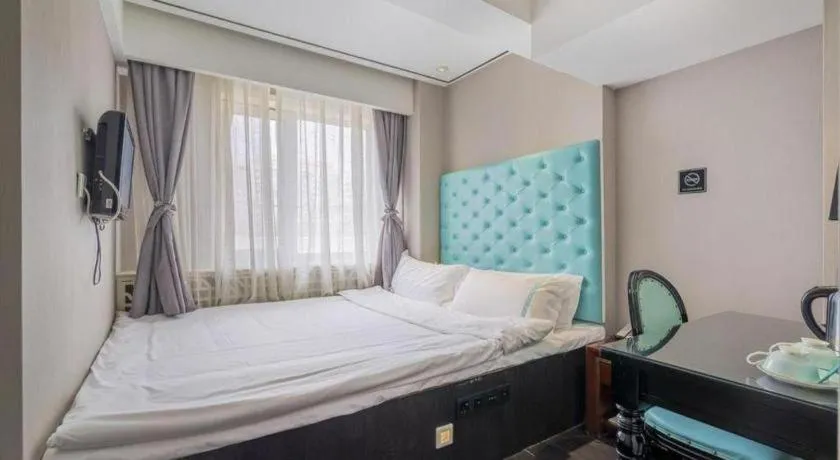 Bed in Xana Hotelle Beijing Qianmen Footbridge Metro Station