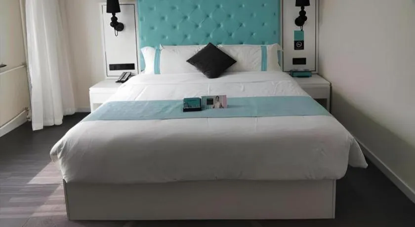 Bed in Xana Hotelle Beijing Qianmen Footbridge Metro Station