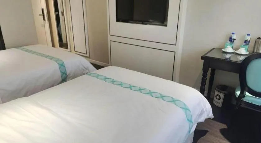 Bed in Xana Hotelle Beijing Qianmen Footbridge Metro Station