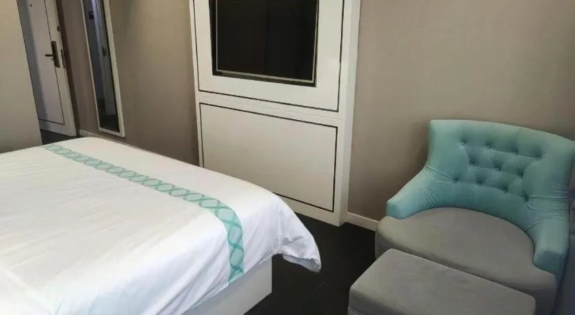 Bed in Xana Hotelle Beijing Qianmen Footbridge Metro Station