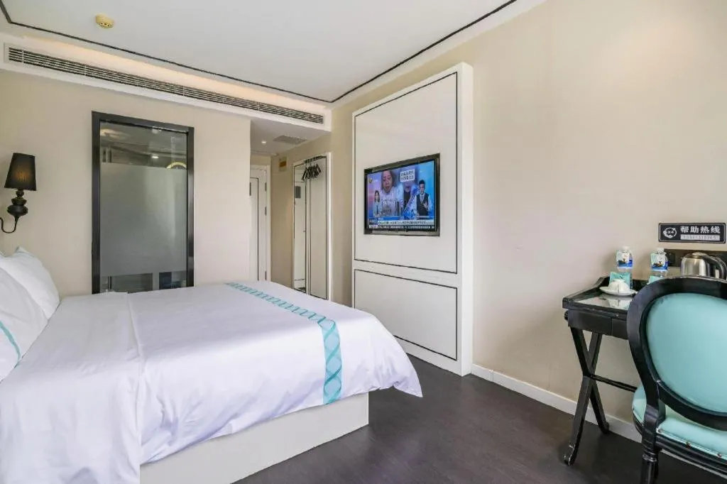 Bed in Xana Hotelle Beijing Qianmen Footbridge Metro Station