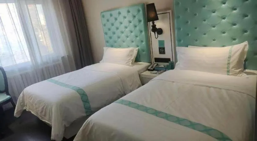 Bed in Xana Hotelle Beijing Qianmen Footbridge Metro Station