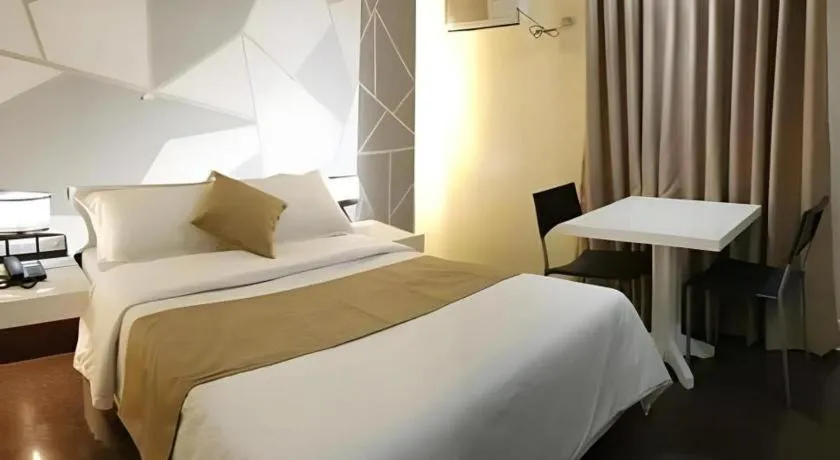 Bed in Vista Hotel Cubao