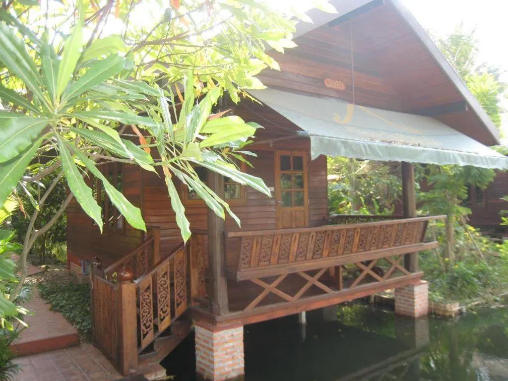 Baansuan Amphawan Resort