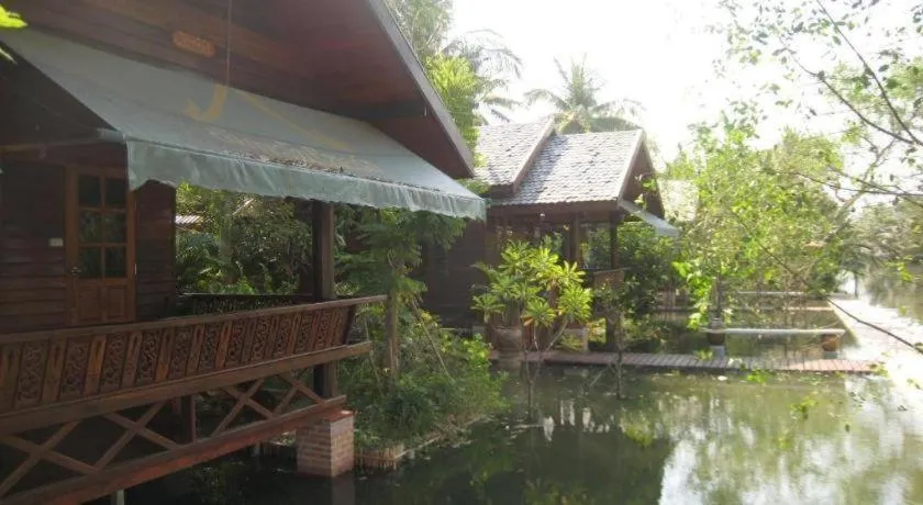 Baansuan Amphawan Resort