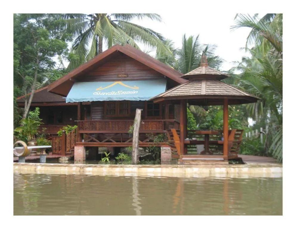 Baansuan Amphawan Resort