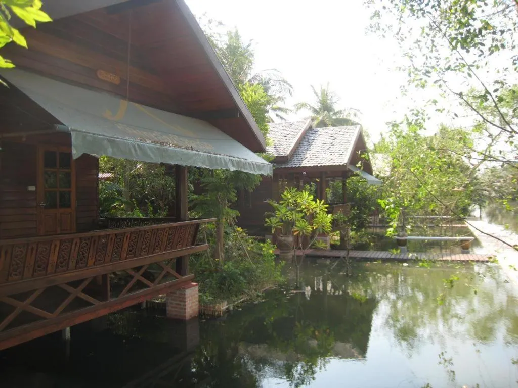 Baansuan Amphawan Resort