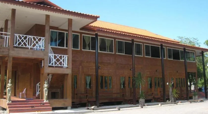 Baansuan Amphawan Resort