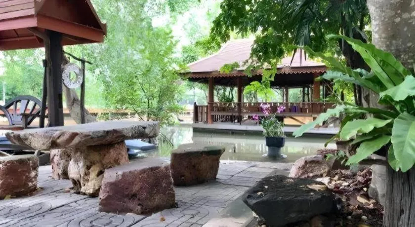 Baansuan Amphawan Resort