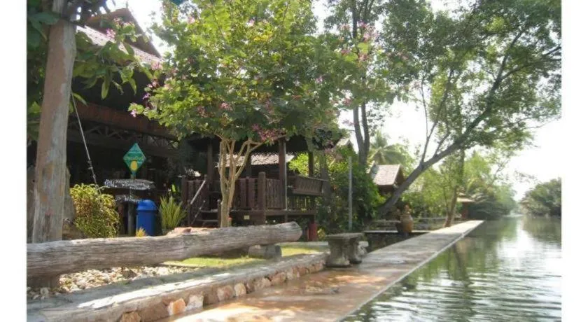 Baansuan Amphawan Resort