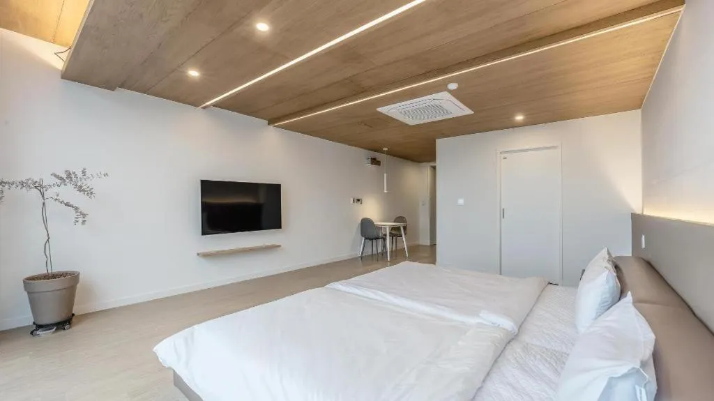 Bed in Dam and Roo Resort